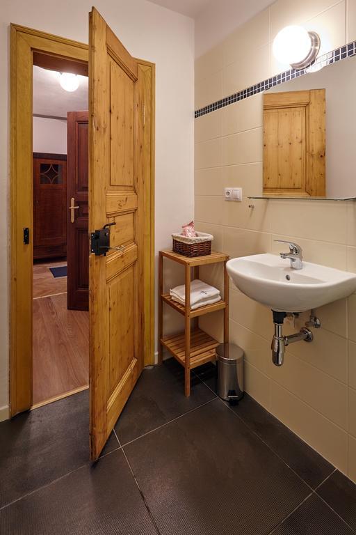 Queen Bee apartments Praag Kamer foto