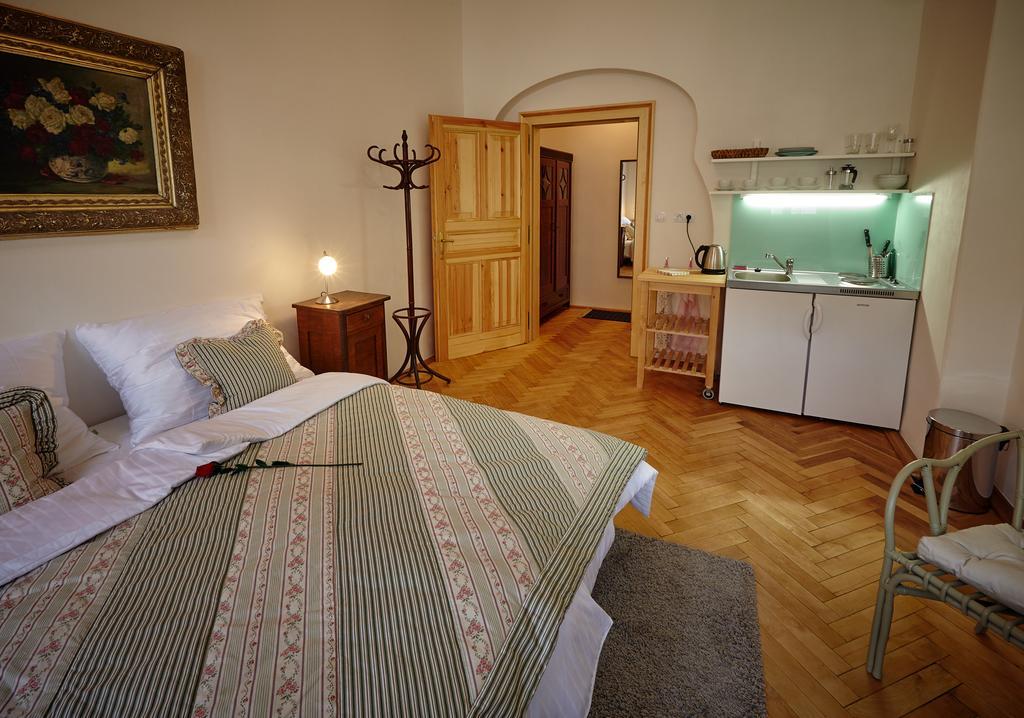 Queen Bee apartments Praag Kamer foto