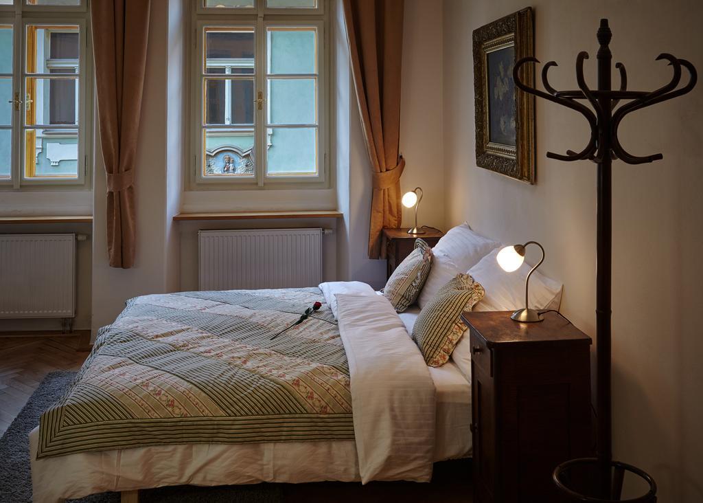 Queen Bee apartments Praag Kamer foto