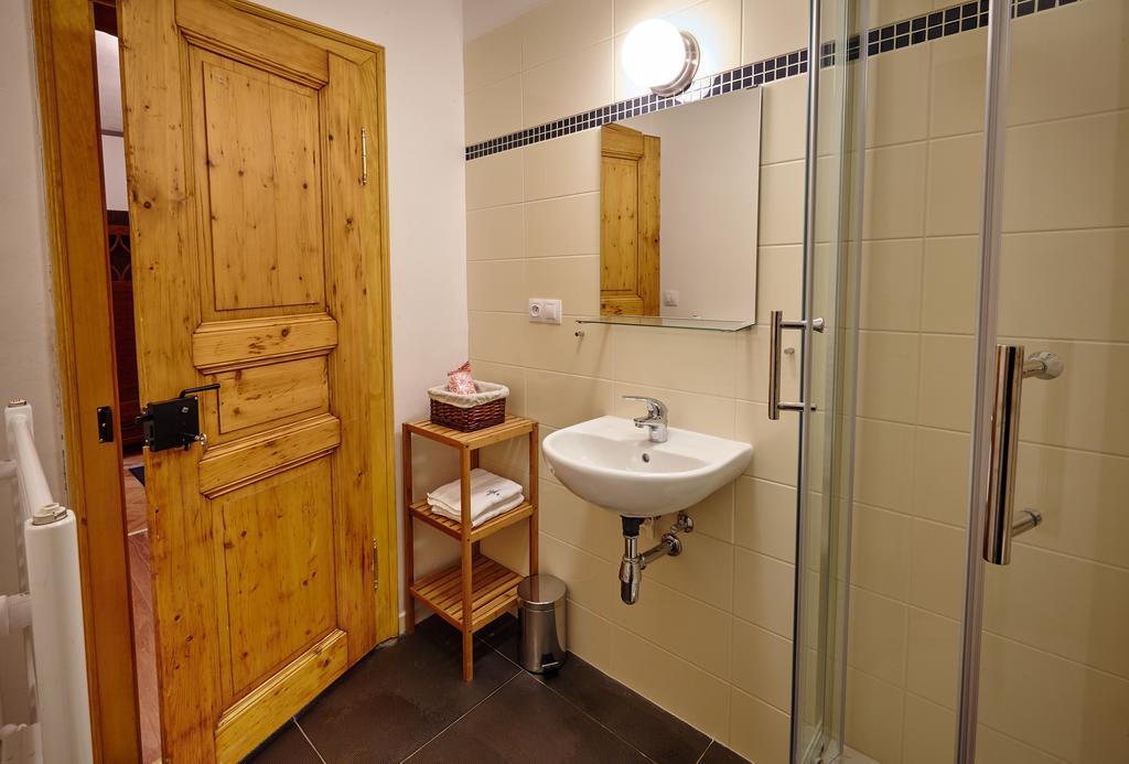 Queen Bee apartments Praag Kamer foto