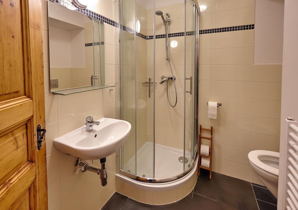 Queen Bee apartments Praag Kamer foto