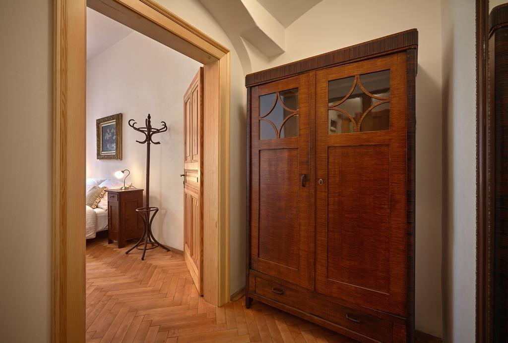 Queen Bee apartments Praag Kamer foto