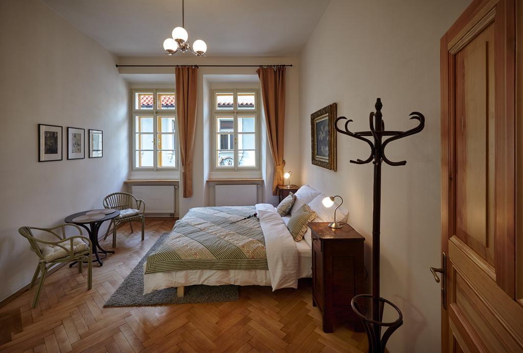 Queen Bee apartments Praag Buitenkant foto