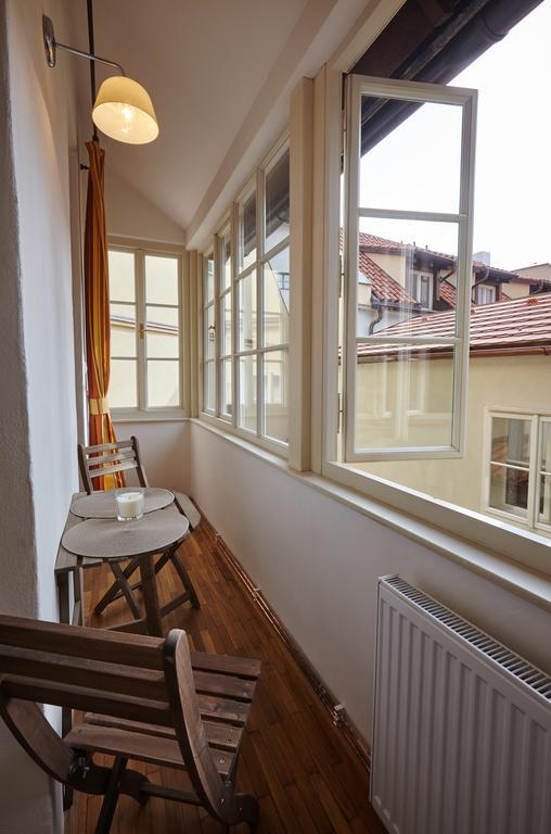Queen Bee apartments Praag Kamer foto