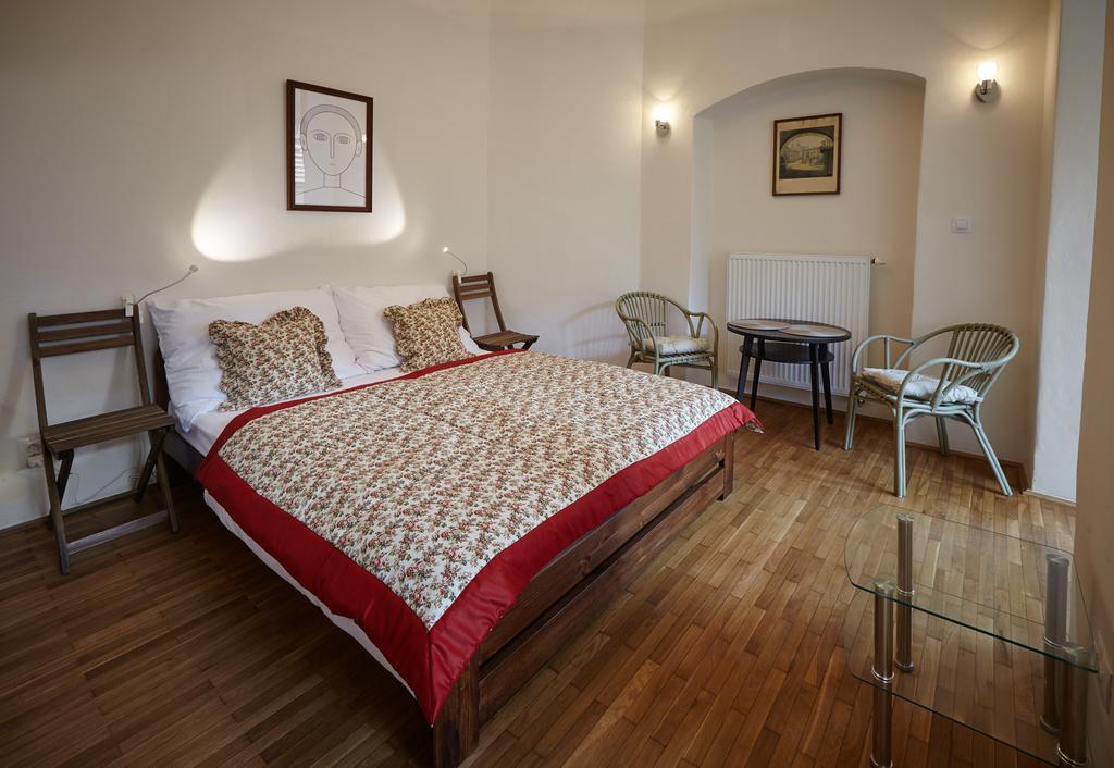 Queen Bee apartments Praag Kamer foto