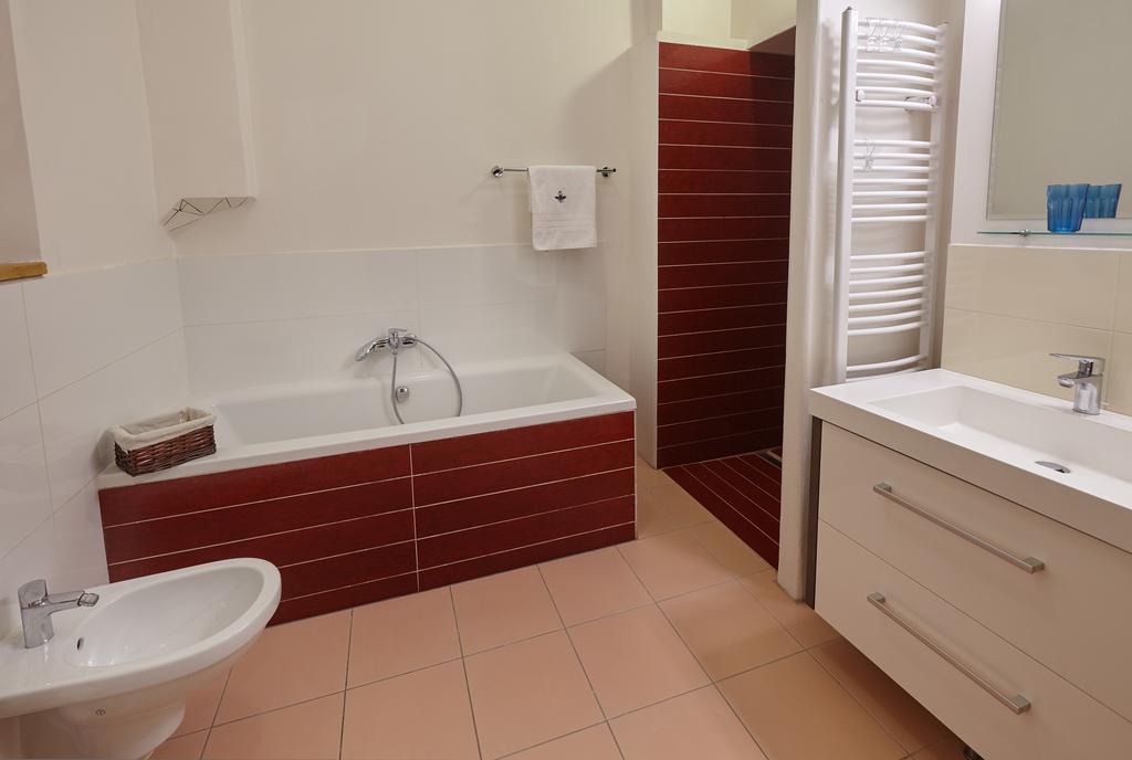 Queen Bee apartments Praag Kamer foto
