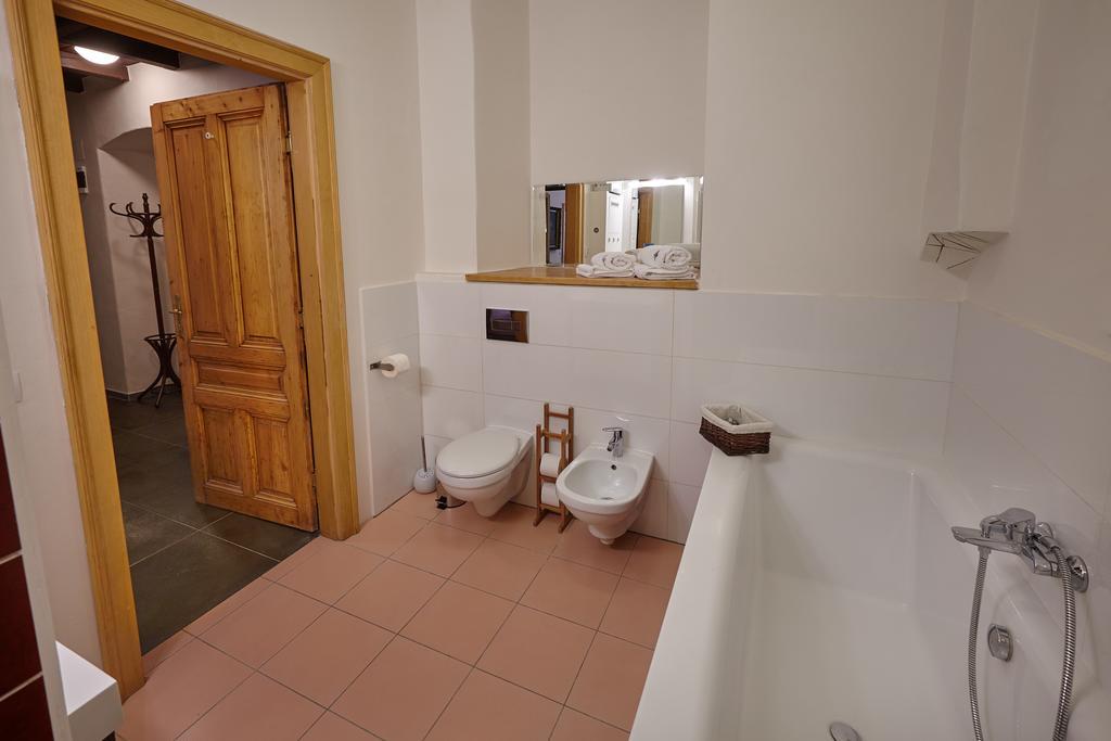 Queen Bee apartments Praag Kamer foto