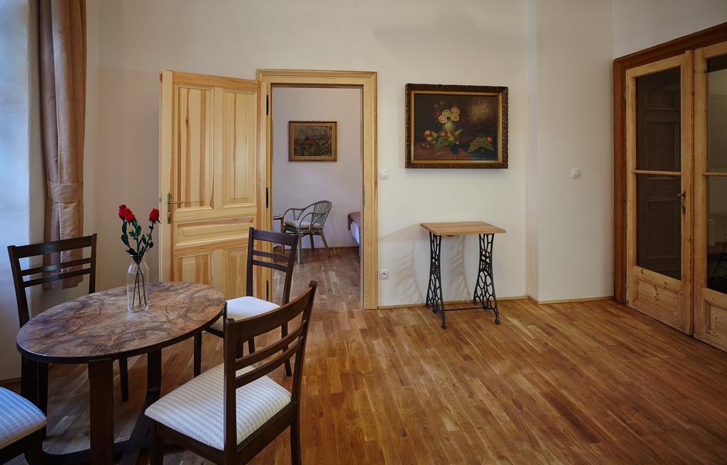 Queen Bee apartments Praag Buitenkant foto