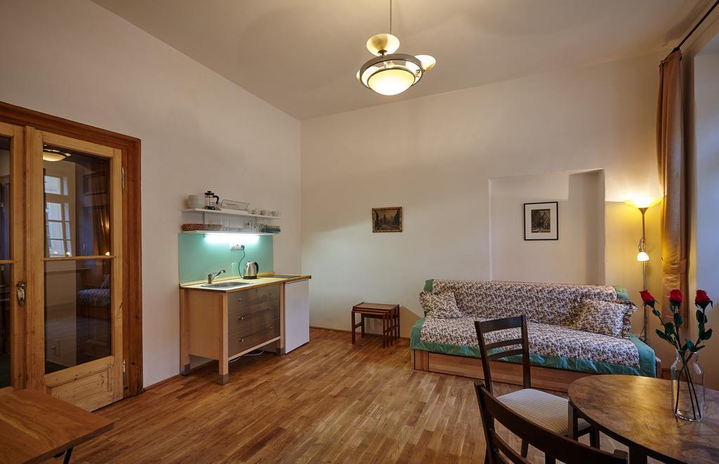 Queen Bee apartments Praag Kamer foto
