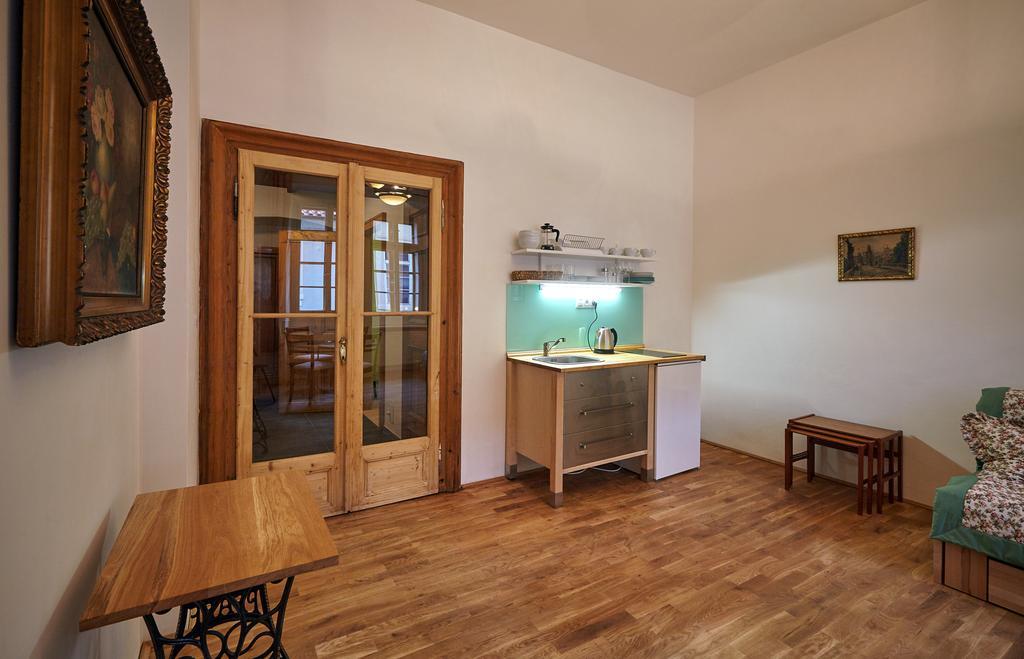 Queen Bee apartments Praag Kamer foto