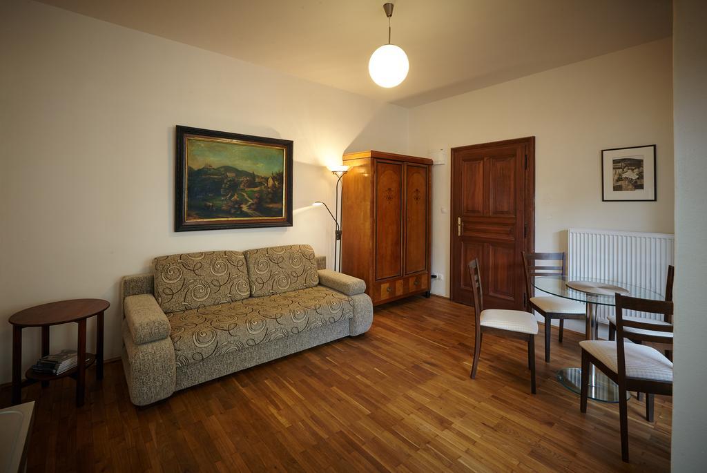 Queen Bee apartments Praag Kamer foto