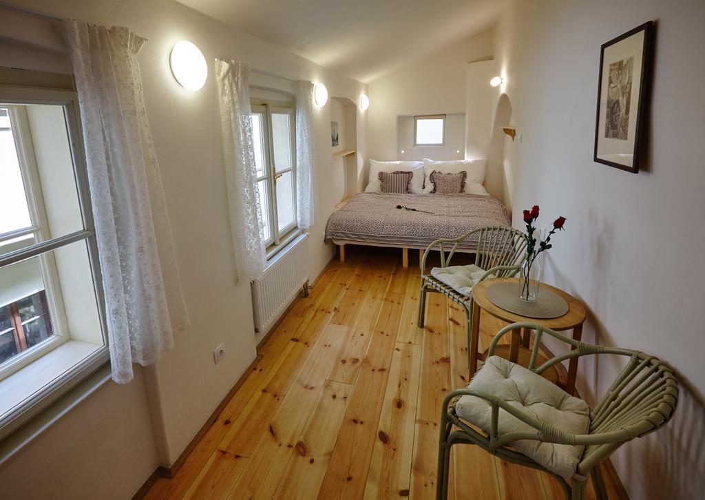 Queen Bee apartments Praag Kamer foto